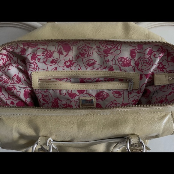 Guess purse - Picture 3 of 4
